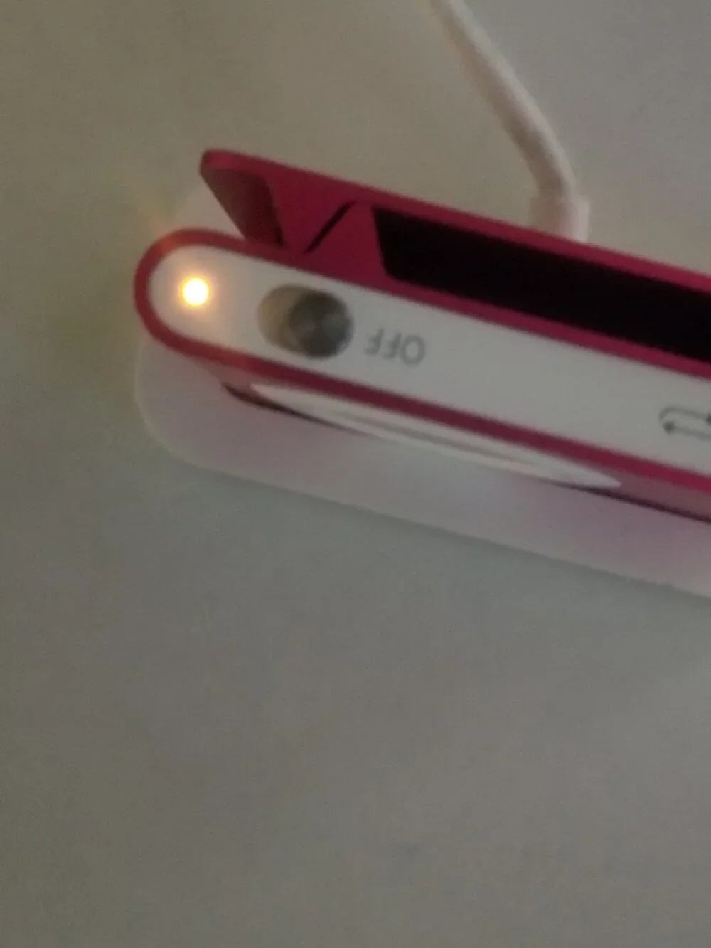 Apple iPod Shuffle (2nd Generation) Pink 1GB with Charging Dock